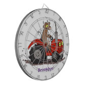 Leuke gelukkige koe die een rode tractor bestuurt dartbord (Voorkant Links)