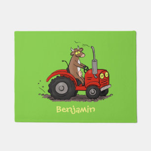 Leuke gelukkige koe die een rode tractor bestuurt deurmat
