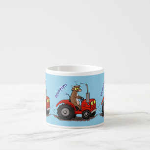 Leuke gelukkige koe die een rode tractor bestuurt  espresso kop