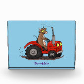 Leuke gelukkige koe die een rode tractor bestuurt  fotoblokken (Voorkant)
