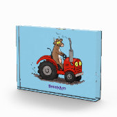 Leuke gelukkige koe die een rode tractor bestuurt  fotoblokken (Rechts)