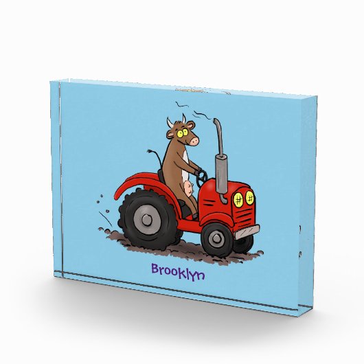 Leuke gelukkige koe die een rode tractor bestuurt  fotoblokken (Rechts)