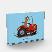 Leuke gelukkige koe die een rode tractor bestuurt  fotoblokken (Links)