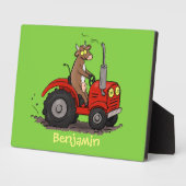 Leuke gelukkige koe die een rode tractor bestuurt fotoplaat (Zijkant)