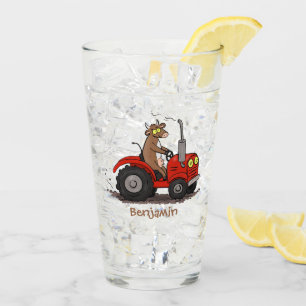 Leuke gelukkige koe die een rode tractor bestuurt glas