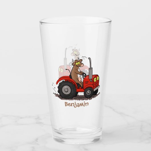 Leuke gelukkige koe die een rode tractor bestuurt  glas (Voorkant)