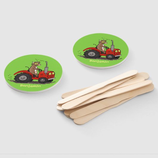 Leuke gelukkige koe die een rode tractor bestuurt  handwaaier (Niet-gemonteerd)