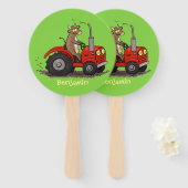 Leuke gelukkige koe die een rode tractor bestuurt  handwaaier (Voorkant en achterkant)