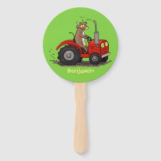 Leuke gelukkige koe die een rode tractor bestuurt  handwaaier (Voorkant)