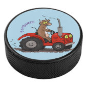 Leuke gelukkige koe die een rode tractor bestuurt  hockey puck (3/4)