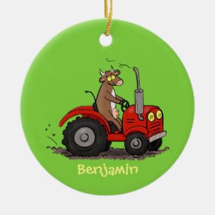 Leuke gelukkige koe die een rode tractor bestuurt  keramisch ornament