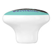 Leuke gelukkige koe die een rode tractor bestuurt keramische knop (Zijkant)