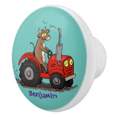 Leuke gelukkige koe die een rode tractor bestuurt keramische knop (Rechts)