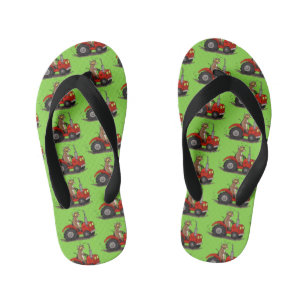Leuke gelukkige koe die een rode tractor bestuurt kinder teenslippers