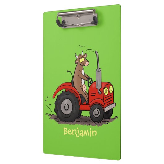 Leuke gelukkige koe die een rode tractor bestuurt klembord (Links)