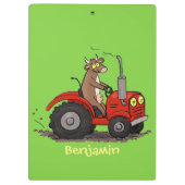 Leuke gelukkige koe die een rode tractor bestuurt  klembord (Achterkant)
