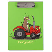 Leuke gelukkige koe die een rode tractor bestuurt klembord (Voorkant)