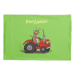 Leuke gelukkige koe die een rode tractor bestuurt kussensloop