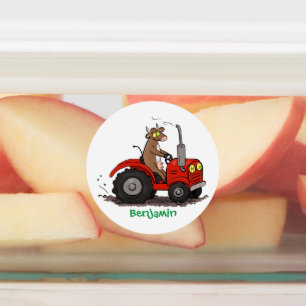 Leuke gelukkige koe die een rode tractor bestuurt labels