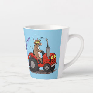 Leuke gelukkige koe die een rode tractor bestuurt  latte mok