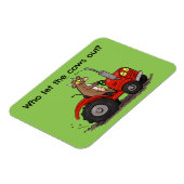 Leuke gelukkige koe die een rode tractor bestuurt  magneet (Linkerzijde)