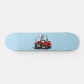 Leuke gelukkige koe die een rode tractor bestuurt  persoonlijk skateboard (Horizontaal)