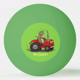 Leuke gelukkige koe die een rode tractor bestuurt pingpongbal