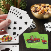 Leuke gelukkige koe die een rode tractor bestuurt pokerkaarten (Insitu)