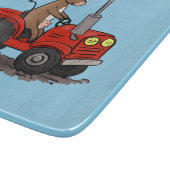 Leuke gelukkige koe die een rode tractor bestuurt  snijplank (Hoek)