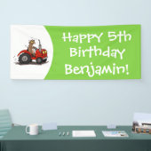 Leuke gelukkige koe die een rode tractor bestuurt  spandoek (Beurs)