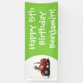 Leuke gelukkige koe die een rode tractor bestuurt  spandoek (Verticaal)