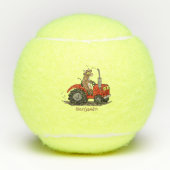 Leuke gelukkige koe die een rode tractor bestuurt  tennisballen (Voorkant)