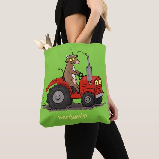 Leuke gelukkige koe die een rode tractor bestuurt  tote bag (Dichtbij)