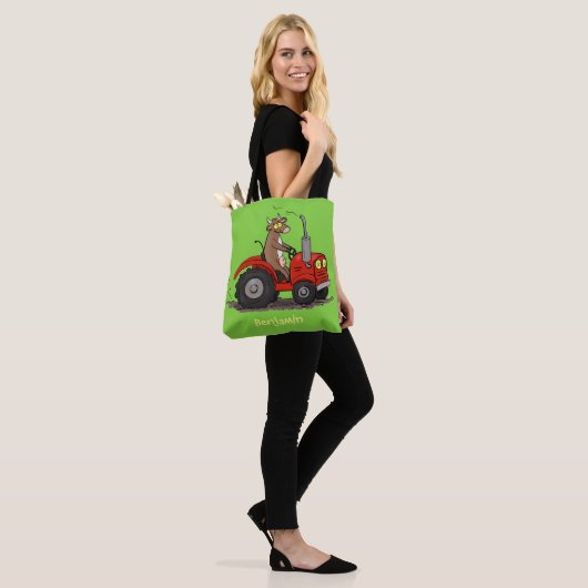 Leuke gelukkige koe die een rode tractor bestuurt  tote bag (Op model)