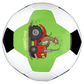 Leuke gelukkige koe die een rode tractor bestuurt  voetbal (Gedraaid)