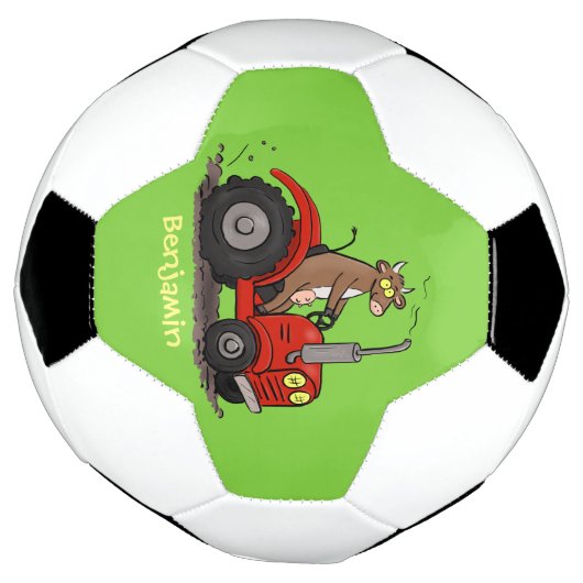 Leuke gelukkige koe die een rode tractor bestuurt  voetbal (Gedraaid)