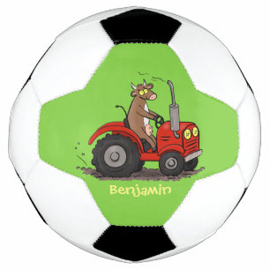 Leuke gelukkige koe die een rode tractor bestuurt voetbal