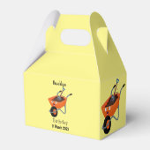 Leuke gelukkige oranje kruiwagen cartoon illustrat bedankdoosjes (Achterkant)