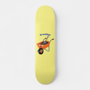 Leuke gelukkige oranje kruiwagen cartoon illustrat persoonlijk skateboard