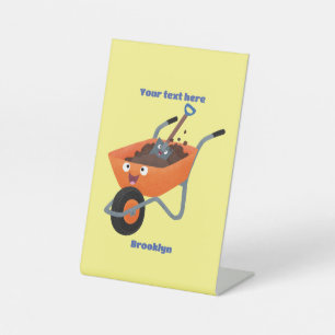 Leuke gelukkige oranje kruiwagen cartoon illustrat reclamebord met voetstuk