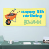 Leuke gelukkige oranje kruiwagen cartoon illustrat spandoek (Beurs)