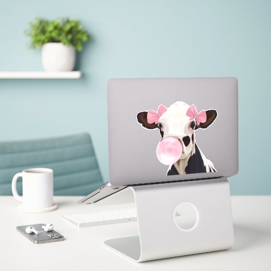 Leuke Girly Pink Bubblegum Blowing Koe Sticker (Laptop op bureau)
