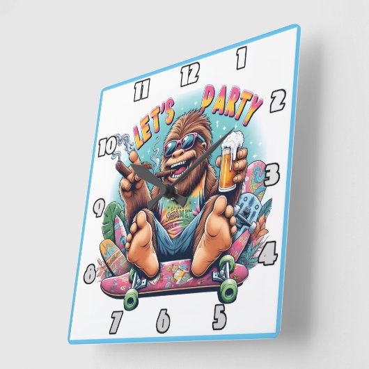 Leuke gorilla viert feest op een skateboard vierkante klok (Hoek)