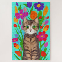 Leuke grijze kat met kleurrijke bloemen