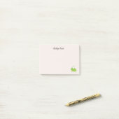 Leuke groene sprinkhaan paarse post-it® notes (Op bureau)