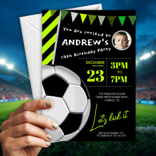 Leuke groene voetbal verjaardagsfeest foto uitnodi kaart
