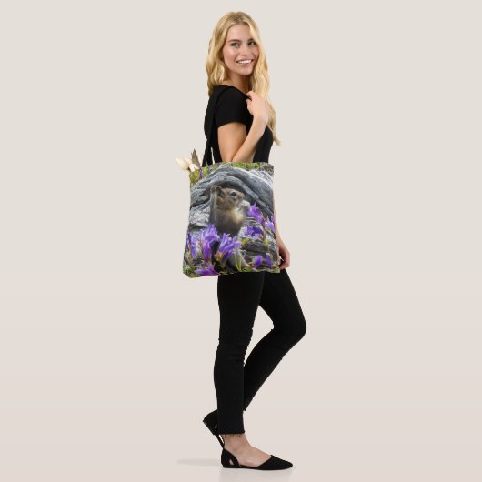 Leuke Grond Eekhoorn en Wildbloemen Natuur Foto Tote Bag (Op model)