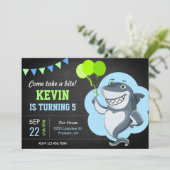 Leuke haai krijtbord kinderen verjaardagsfeest kaart (Staand voorkant)