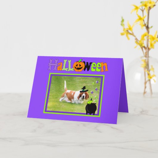 Leuke Halloween Kaart met Basset Hound, Frog & Spi (Gele Bloem)