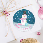 Leuke Happy Christmas Sneeuwman Sticker<br><div class="desc">Een schattige sneeuwpop met een roze sjaal versiert dit Kerst sticker. Een leuk accent op je kerstcadeauverpakking. Ontworpen voor u door Blackberry Boulevard.</div>